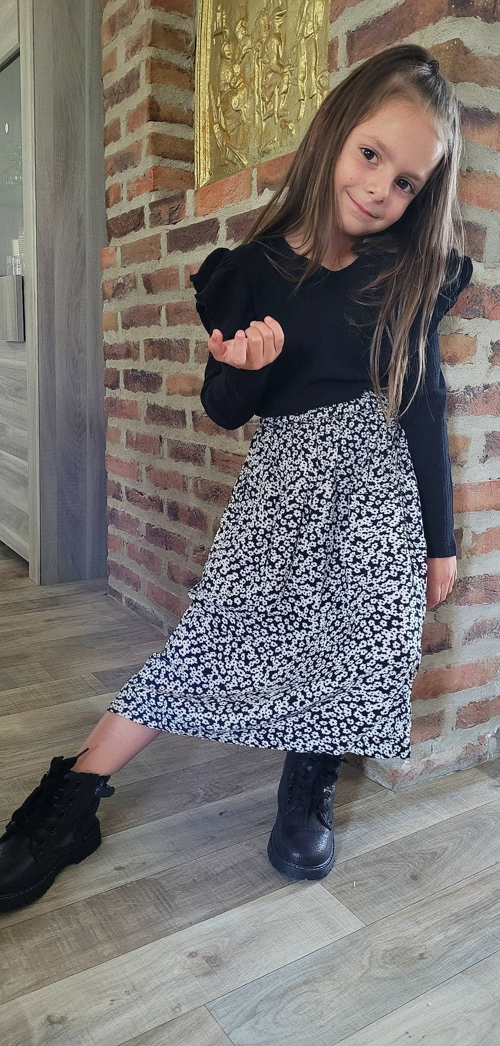 Méryne a rejoint le concours — aidez-le/la à gagner de superbes lots ! black, blazer, door, electric_blue, fashion_design, grey, hairstyle, human_leg, joint, joy, knee, neck, pattern, person, purple, shoe, shoulder, sleeve, thigh, trunk