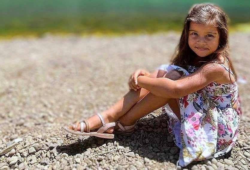 Joyce participe au concours pour gagner de l'argent avec cette photo : barefoot, dress, eye, flash_photography, foot, grass, hand, happy, human_body, human_leg, joy, knee, landscape, leg, leisure, long_hair, people_in_nature, person, sand, sandal