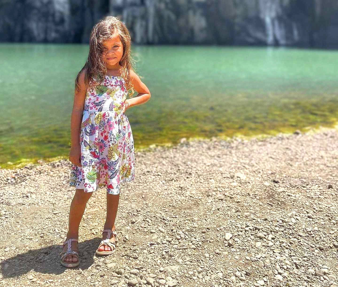 Joyce participe au concours pour gagner de l'argent avec cette photo : bank, day_dress, dress, flash_photography, grass, happy, human_leg, joy, lake, landscape, leg, leisure, long_hair, one_piece_garment, people_in_nature, person, shore, summer, sunlight, thigh
