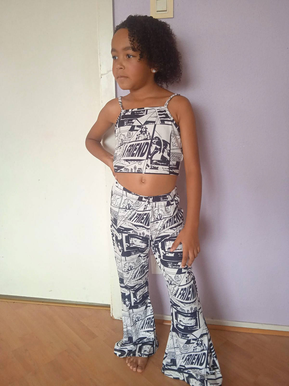 Lana a rejoint le concours — aidez-le/la à gagner de superbes lots ! abdomen, active_pants, chest, denim, fashion_design, hair, hand, head, human_body, leg, neck, outerwear, person, shoulder, sleeve, sportswear, t_shirt, thigh, trunk, waist