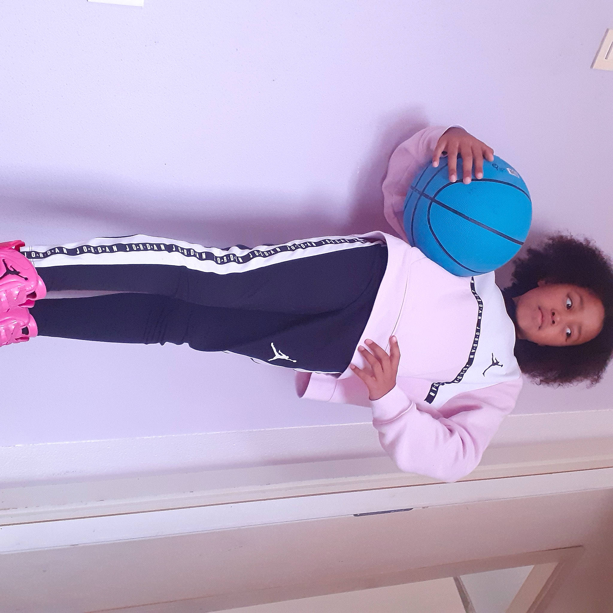 Savana participe au concours pour gagner de l'argent avec cette photo : elbow, electric_blue, gesture, happy, hat, human_leg, knee, magenta, person, pink, purple, room, sitting, sleeve, sportswear, stairs, thigh, waist, wrist