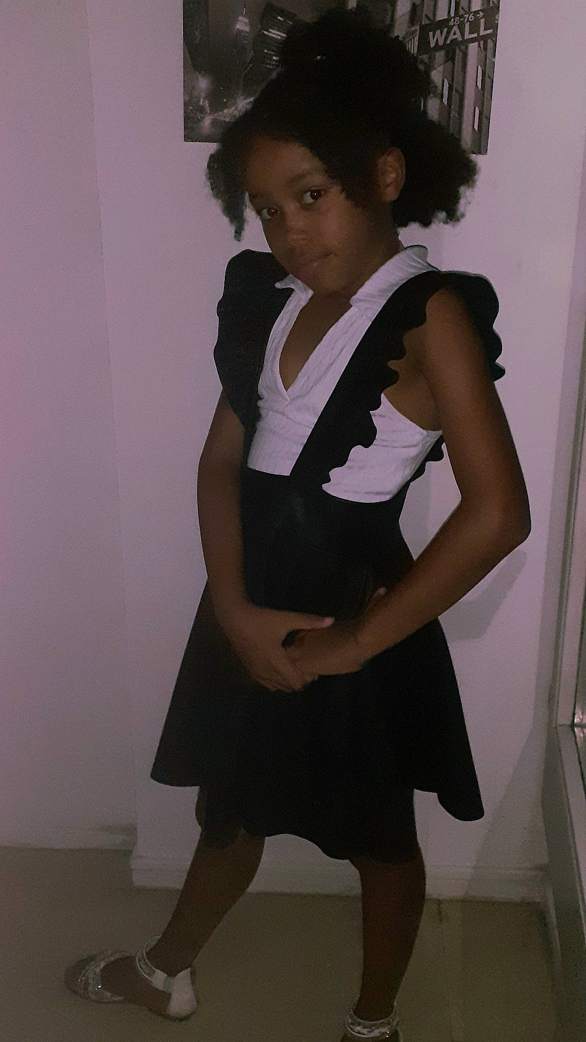 Savana a rejoint le concours — aidez-le/la à gagner de superbes lots ! arm, black, black_hair, elbow, event, fashion_design, flash_photography, gesture, hair, human_leg, joint, knee, leg, long_hair, neck, person, sleeve, thigh, trunk, uniform