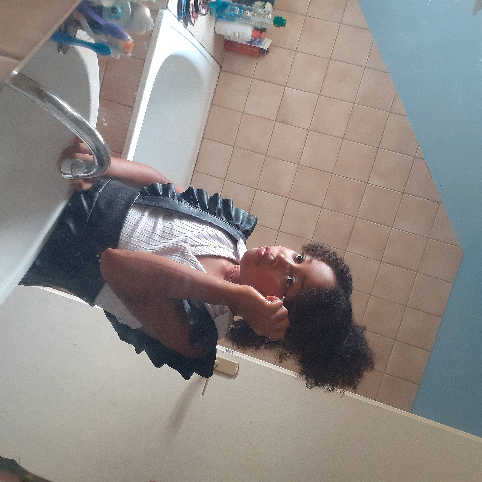 Savana participe au concours pour gagner de l'argent avec cette photo : automotive_design, automotive_exterior, bumper, car, ceiling, chair, elbow, eyewear, flooring, fun, hood, human_leg, joint, knee, leisure, person, room, thigh, vehicle_door