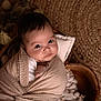Aylan a rejoint le concours — aidez-le/la à gagner de superbes lots ! baby, infant, wrapped, blanket, wooden_bowl, cozy, soft_texture, brown, beige, cute, portrait, indoors, face, child, newborn, looking_up, warm_lighting, closeup, cushion, peaceful
