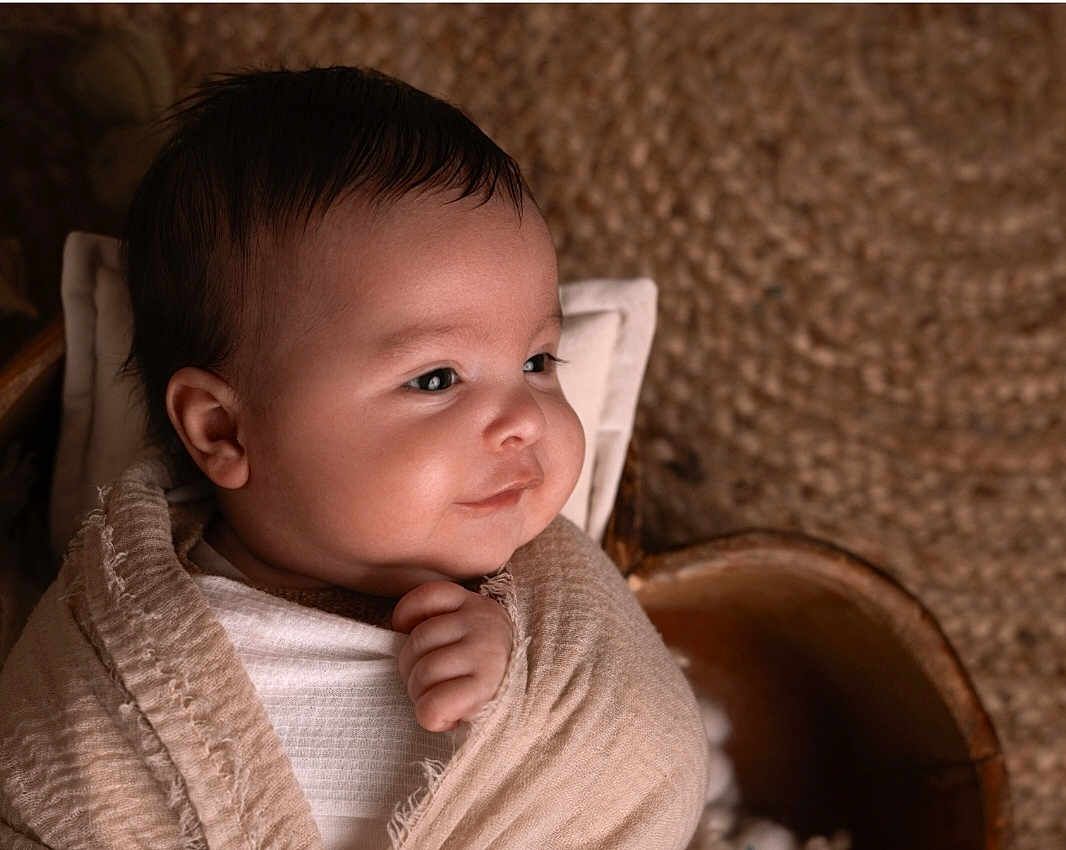 Aylan participe au concours pour gagner de l'argent avec cette photo : baby, child, face, smile, blanket, wrapped, infant, cute, portrait, indoors, skin, head, hand, newborn, cozy, basket, warm, soft, expression, young