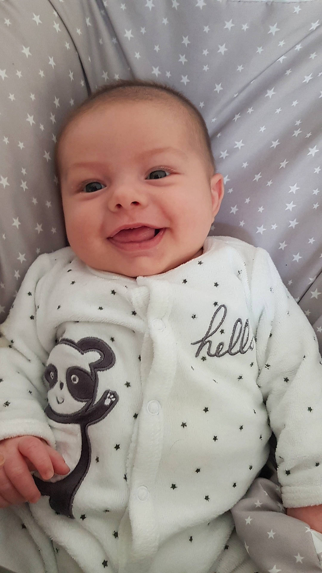 Lenny a rejoint le concours — aidez-le/la à gagner de superbes lots ! baby, baby_toddler_clothing, cheek, child, collar, comfort, happy, human, joy, linens, nose, outerwear, pattern, person, product, sitting, skin, sleeve, smile, standing