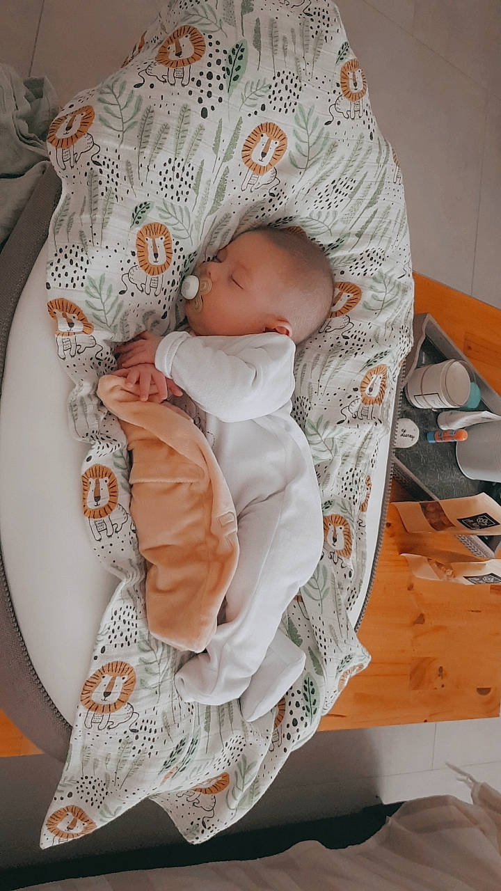 Lenny participe au concours pour gagner de l'argent avec cette photo : baby, baby_products, baby_sleeping, baby_toddler_clothing, cheek, child, comfort, linens, pattern, peach, person, room, sitting, sleeve, toddler