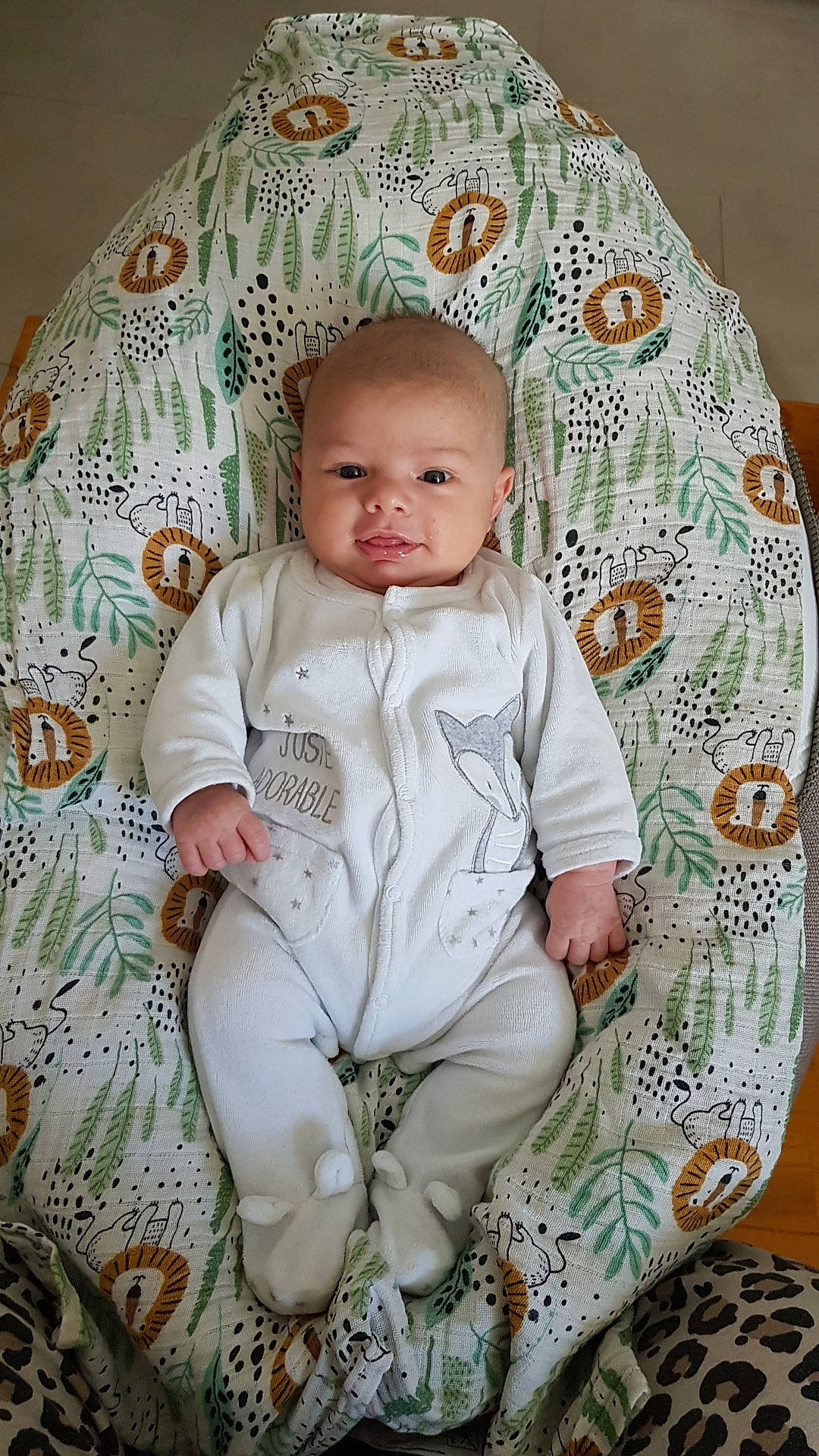 Lenny participe au concours pour gagner de l'argent avec cette photo : baby, baby_toddler_clothing, cheek, child, collar, comfort, dishware, eye, face, iris, linens, outerwear, pattern, person, sitting, skin, sleeve, smile, t_shirt, textile