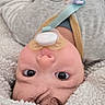 Aylan a rejoint le concours — aidez-le/la à gagner de superbes lots ! baby, bed, blanket, child, close_up, cozy, eyelashes, eyes, gaze, hair, indoor, infant, lying_down, onesie, pacifier, pacifier_clip, portrait, skin, soft_texture, upside_down