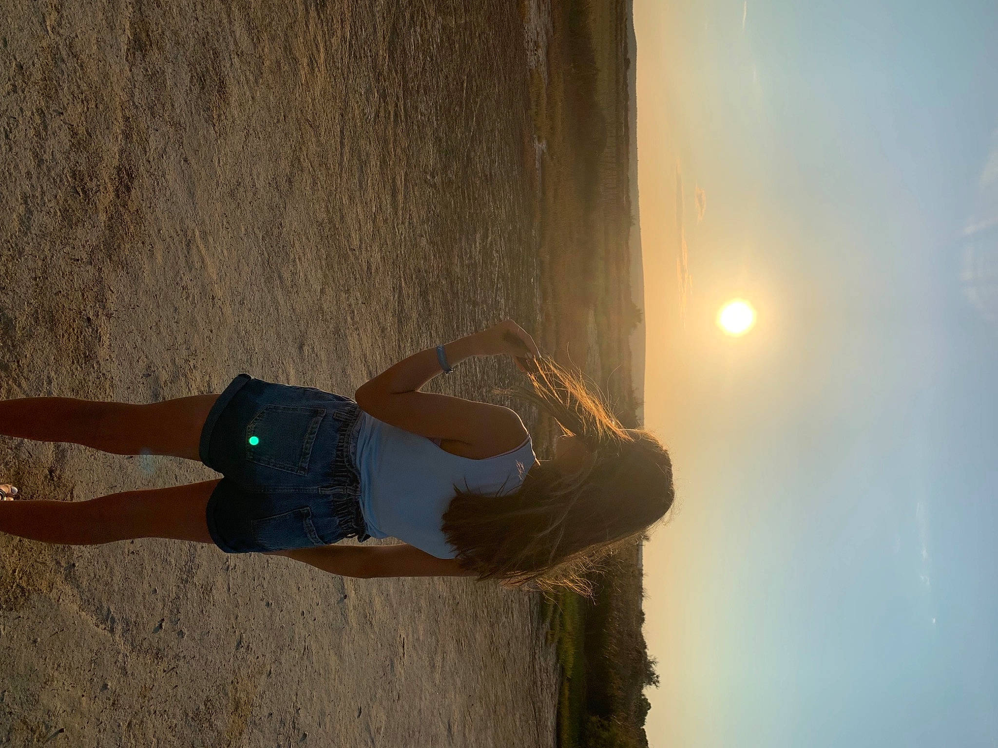 Aliyah a rejoint le concours — aidez-le/la à gagner de superbes lots ! beach, denim, elbow, flash_photography, fun, happy, human_leg, jeans, knee, landscape, leisure, lens_flare, people_in_nature, person, sky, sunlight, thigh, tints_and_shades, under_exposed, waist