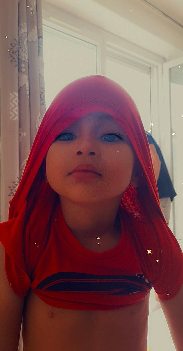 Killian a rejoint le concours — aidez-le/la à gagner de superbes lots ! chest, child, curtain, electric_blue, eyebrow, fashion_accessory, fun, happy, headwear, leisure, lip, magenta, orange, peach, person, pink, purple, red, sleeve, smile