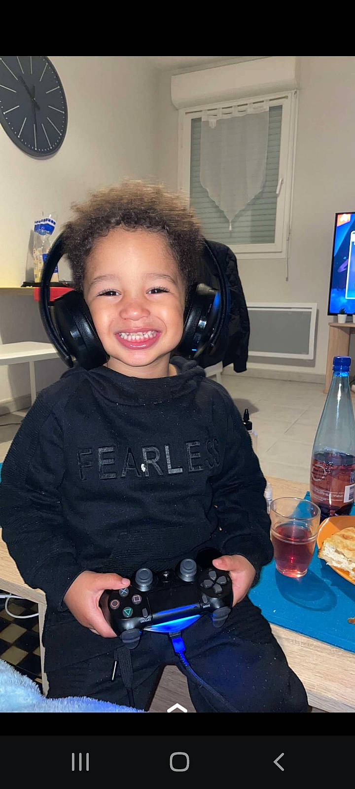 Killian a rejoint le concours — aidez-le/la à gagner de superbes lots ! audio_equipment, blue, bottle, bottled_water, camera, camera_lens, digital_camera, digital_slr, drinking_water, flash_photography, fun, gadget, happy, hearing, joy, peripheral, person, plastic_bottle, reflex_camera, smile