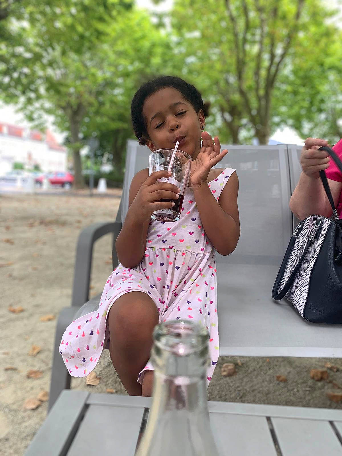 Iliana participe au concours pour gagner de l'argent avec cette photo : child, dairy, drink, drinking, leisure, person, pink, summer, tourism, vacation, water