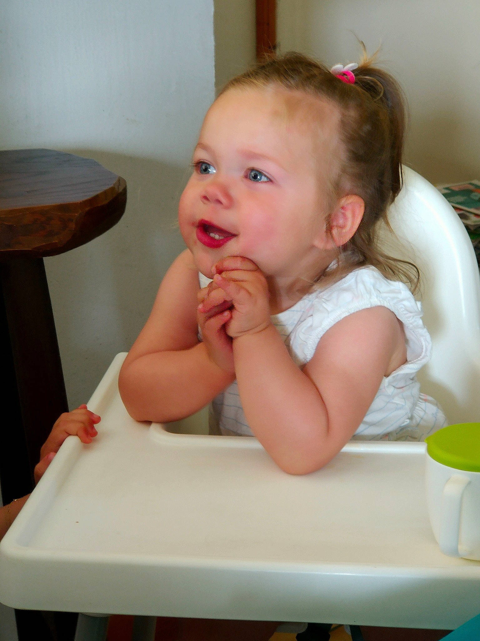 Yaëlle a rejoint le concours — aidez-le/la à gagner de superbes lots ! arm, baby, baby_toddler_clothing, chair, cheek, chin, dress, facial_expression, finger, hand, happy, head, iris, nose, person, sharing, skin, smile, table, tableware