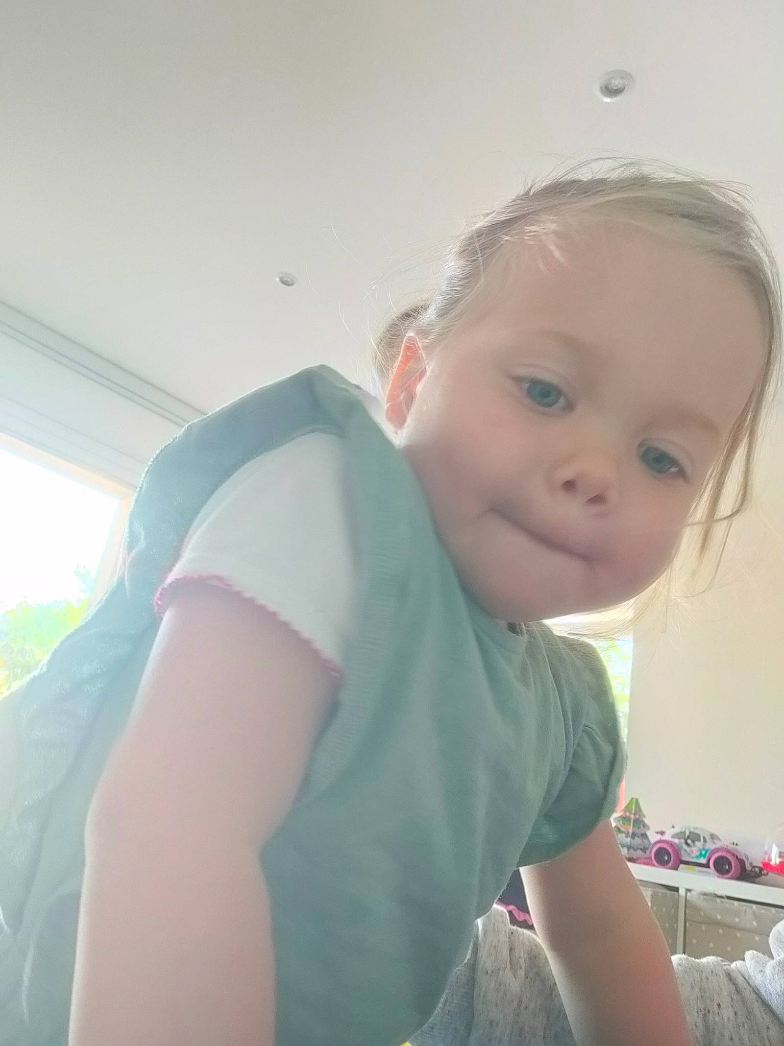 Yaëlle participe au concours pour gagner de l'argent avec cette photo : beard, brown_hair, chest, chin, comfort, elbow, eyebrow, eyelash, flash_photography, forehead, fun, happy, iris, long_hair, mouth, neck, person, t_shirt, toddler, trunk