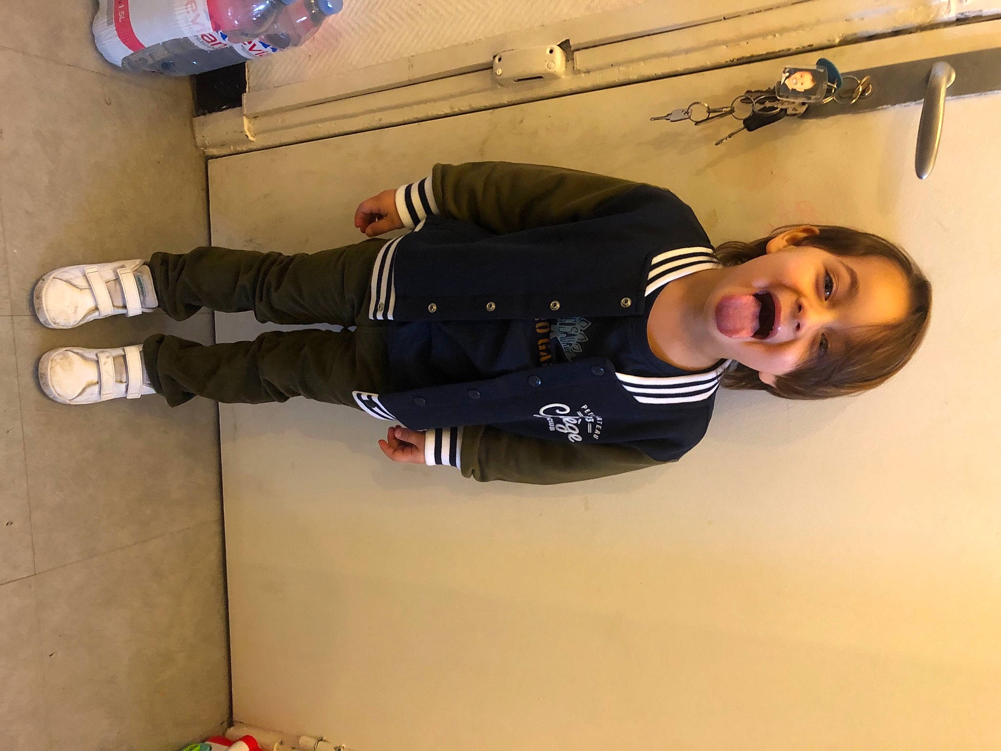 Heyden participe au concours pour gagner de l'argent avec cette photo : balance, cool, joint, mouth, outdoor_shoe, person, shoe, sneakers, sock, walking_shoe