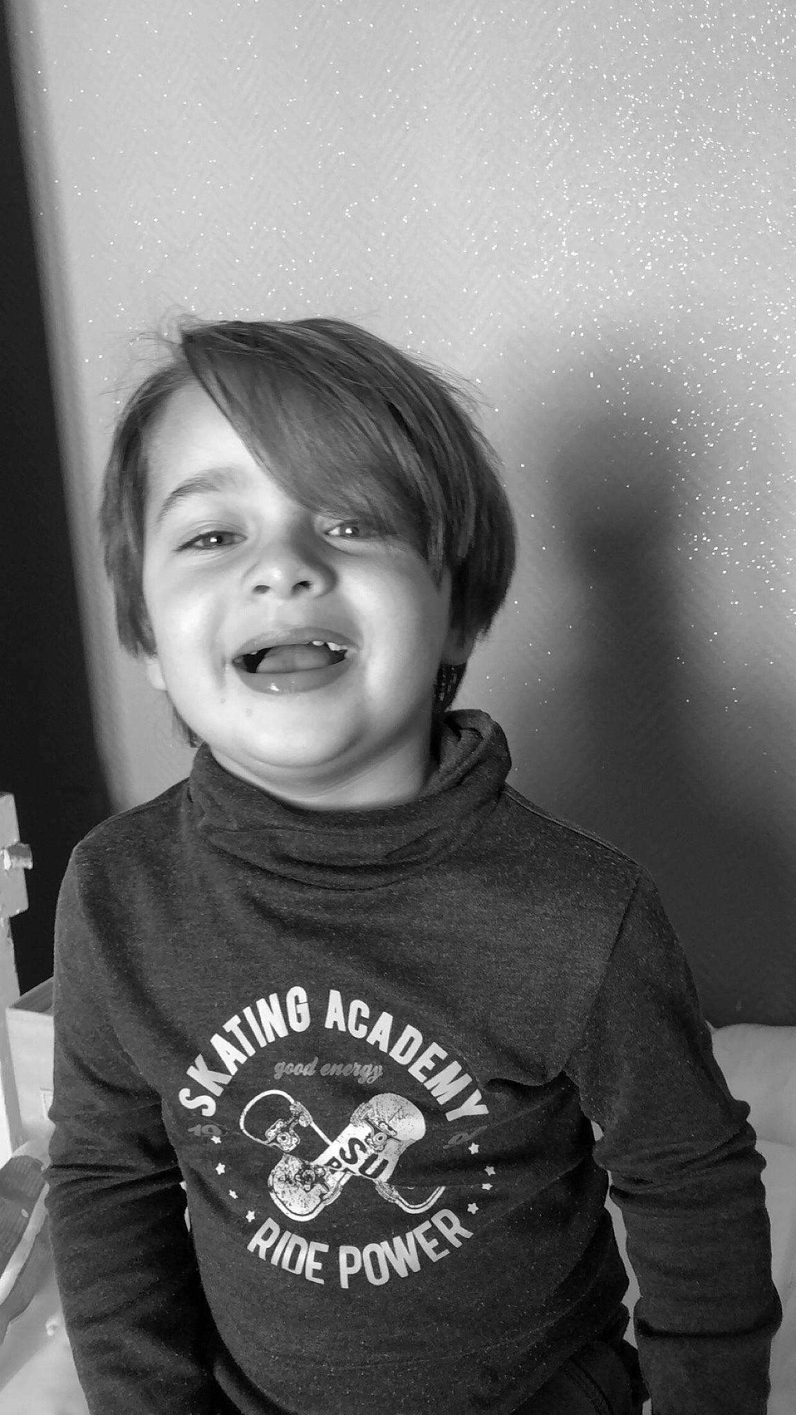 Heyden participe au concours pour gagner de l'argent avec cette photo : active_shirt, black_and_white, clothing, cool, eyelash, flash_photography, iris, jaw, joy, long_sleeved_t_shirt, monochrome, monochrome_photography, person, portrait, portrait_photography, sleeve, space, style, t_shirt, tooth