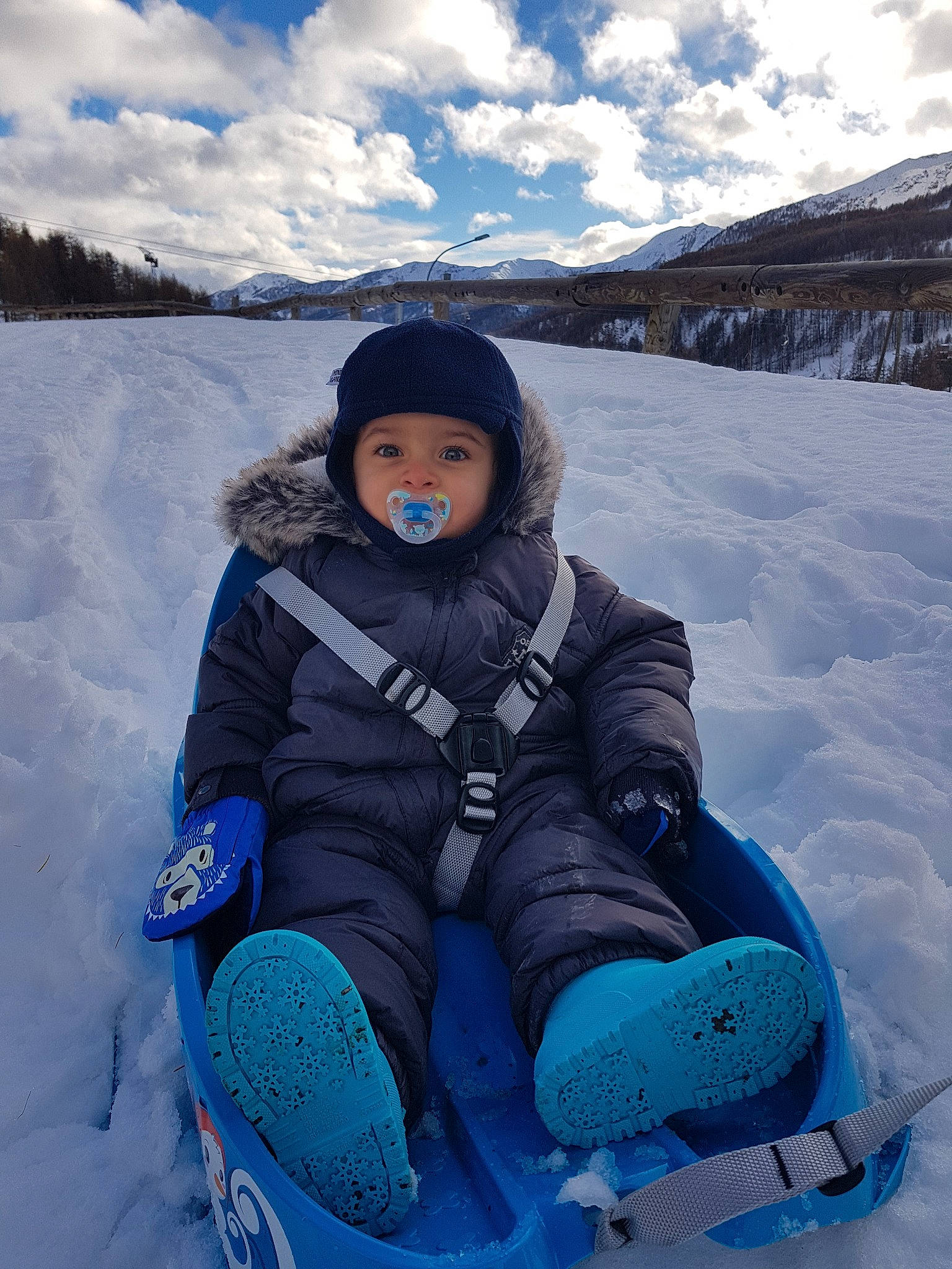 Heyden participe au concours pour gagner de l'argent avec cette photo : blue, child, freezing, fun, geological_phenomenon, girl, glacial_landform, headgear, headwear, ice, person, recreation, sled, snow, vacation, winter, winter_sport