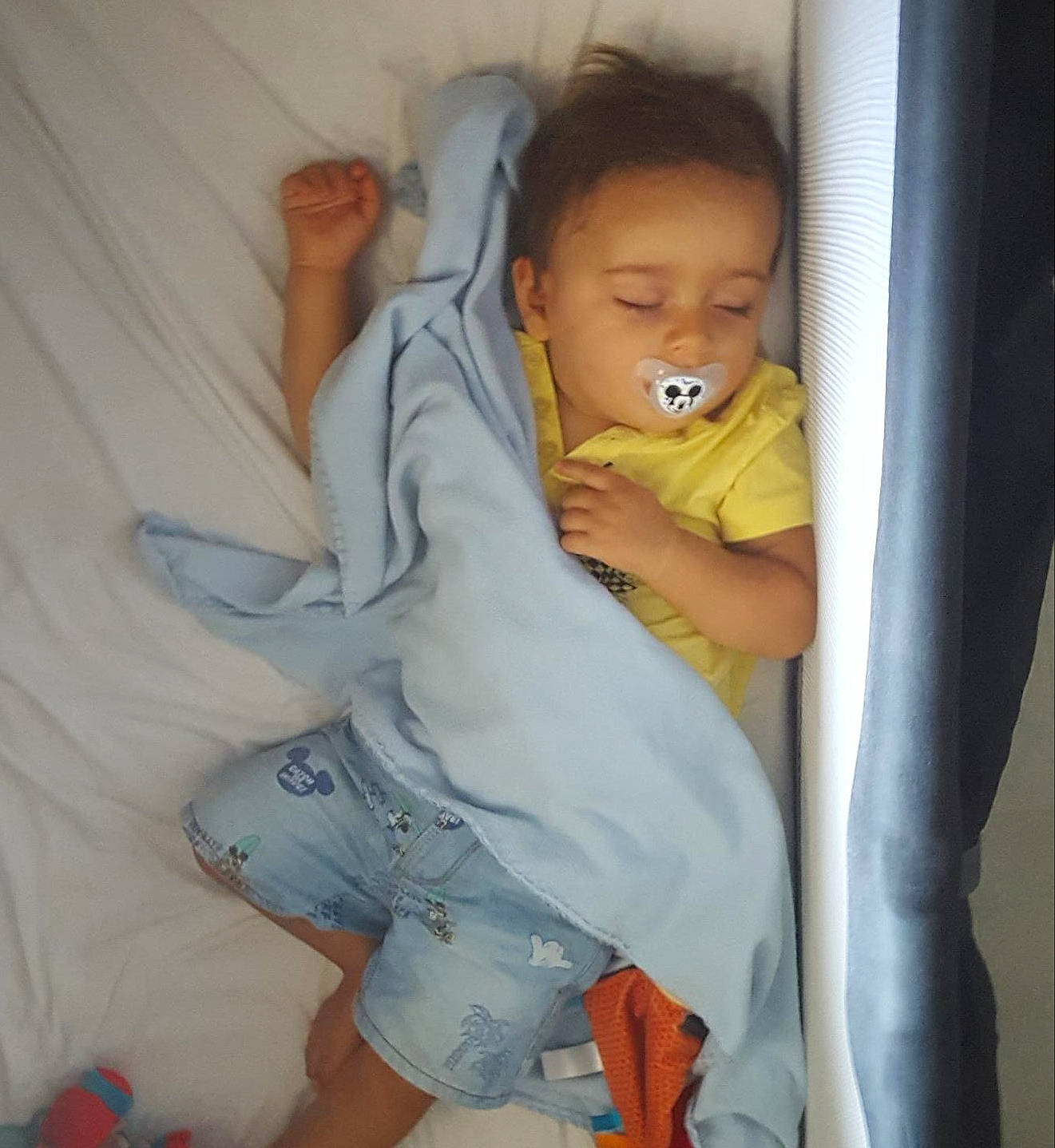 Heyden a rejoint le concours — aidez-le/la à gagner de superbes lots ! abdomen, arm, baby_products, bed, child, day, ear, finger, fun, girl, head, infant, joint, joy, leg, nap, person, product, sleep, textile