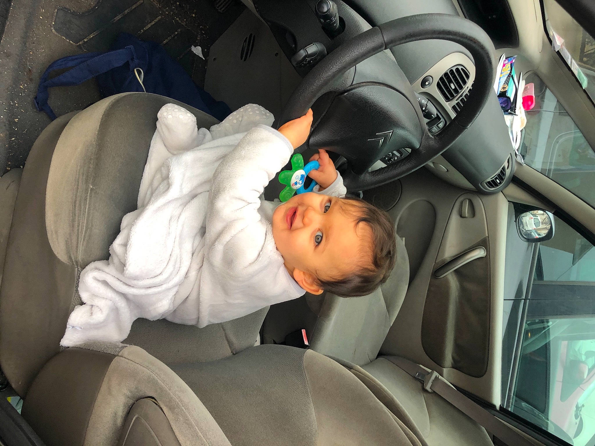 Damon participe au concours pour gagner de l'argent avec cette photo : automotive_design, automotive_window_part, baby, baby_carriage, baby_in_car_seat, baby_products, baby_toddler_clothing, car_seat, car_seat_cover, child, comfort, luxury_vehicle, motor_vehicle, motorcycle_helmet, person, product, service, steering_part, steering_wheel, toddler