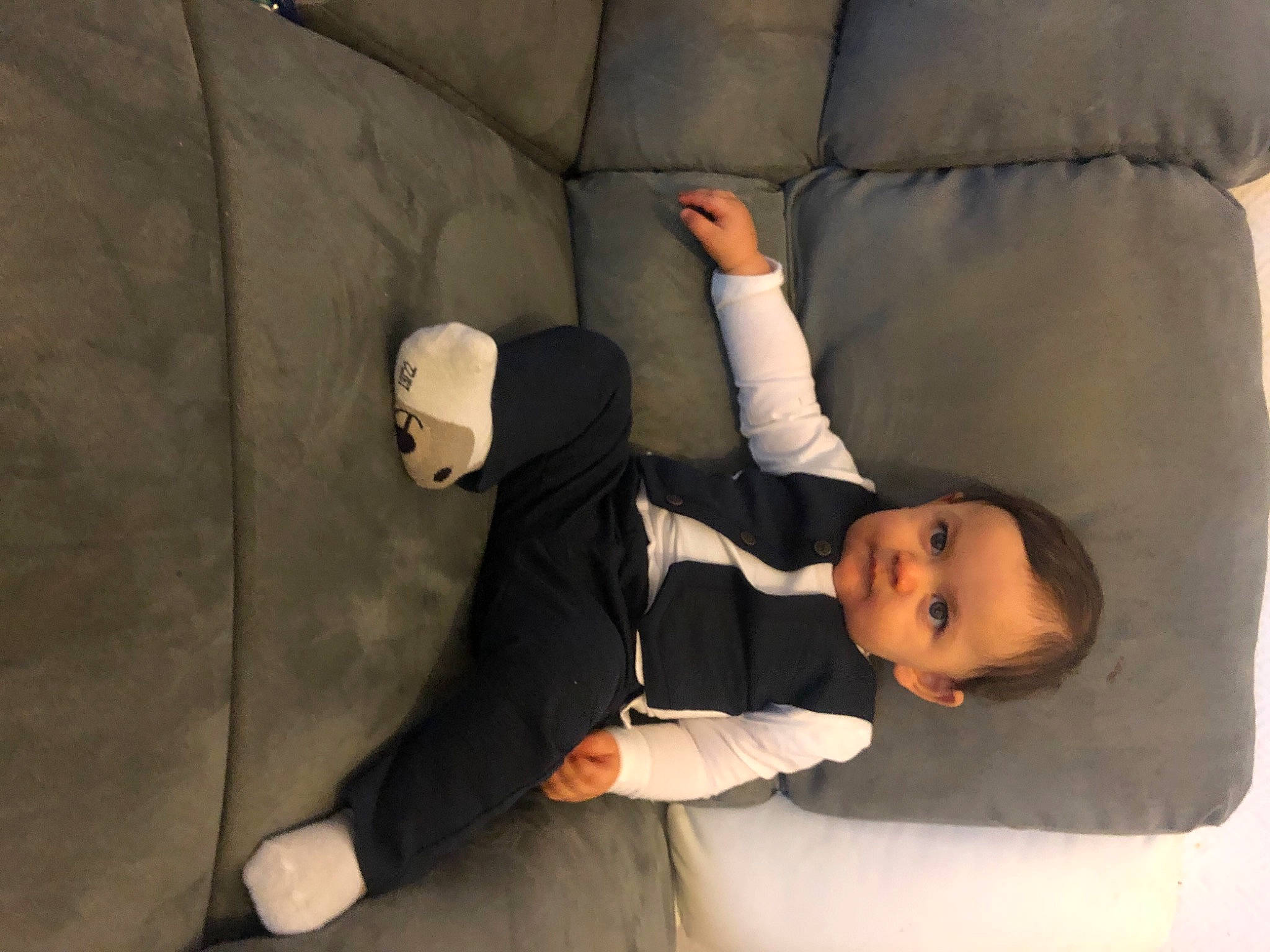 Damon a rejoint le concours — aidez-le/la à gagner de superbes lots ! baby, baby_toddler_clothing, baseball_cap, child, comfort, ear, elbow, finger, gesture, joint, person, toddler