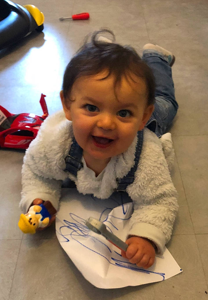 Damon a rejoint le concours — aidez-le/la à gagner de superbes lots ! baby, baby_products, baby_toddler_clothing, baby_toys, child, hand, learning, person, plastic, play, stationery, stuffed_toy, toddler, tool, toy, toy_vehicle