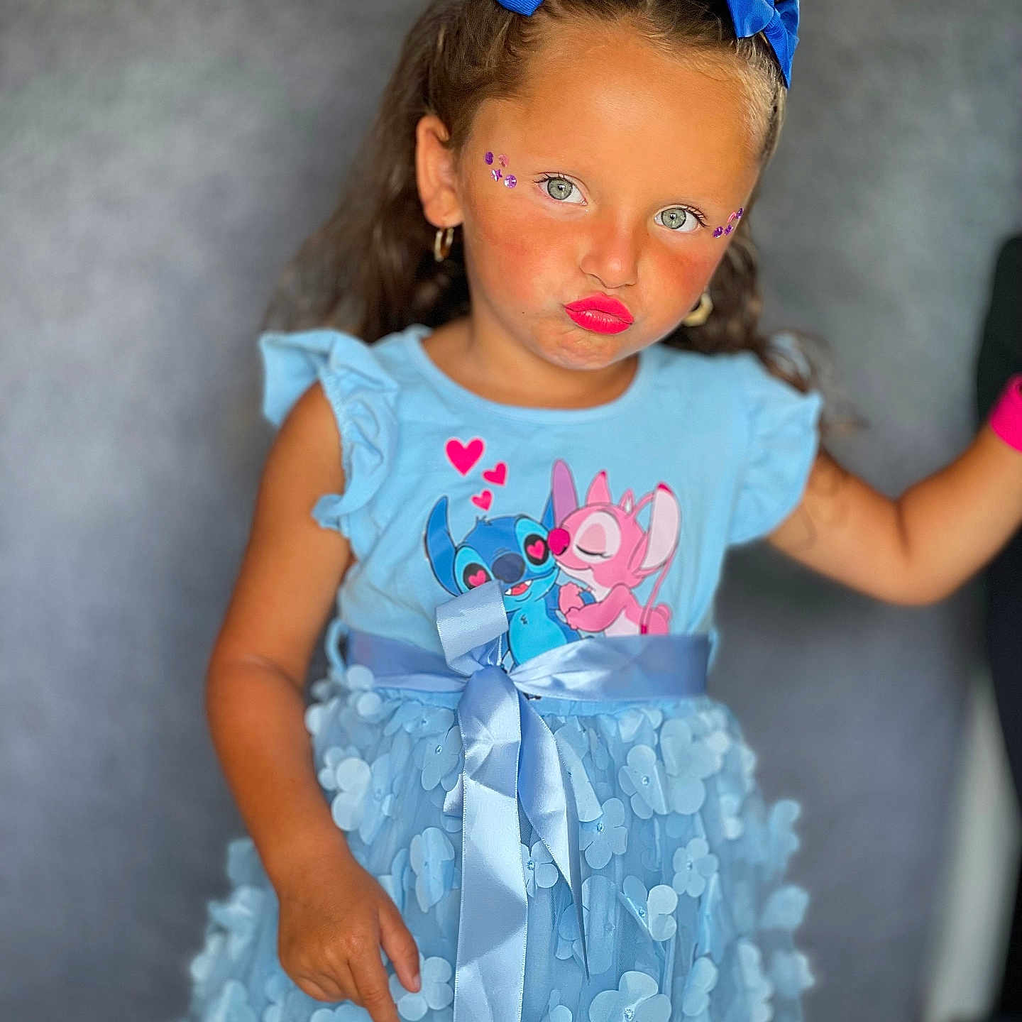 Djelsy a rejoint le concours — aidez-le/la à gagner de superbes lots ! accessories, child, clothing, costume, dress, eveningdress, face, fashion, female, formalwear, girl, gown, hair, head, jewelry, person, photography, portrait, sleeve, toy