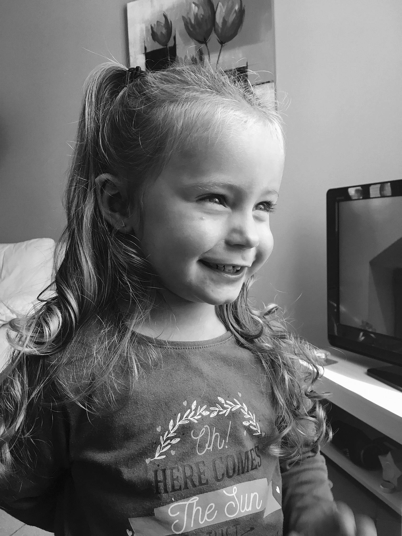 Léa participe au concours pour gagner de l'argent avec cette photo : black, black_and_white, cheek, child, emotion, eye, face, facial_expression, forehead, girl, hair, hairstyle, joy, monochrome, monochrome_photography, organ, person, photography, smile, snapshot