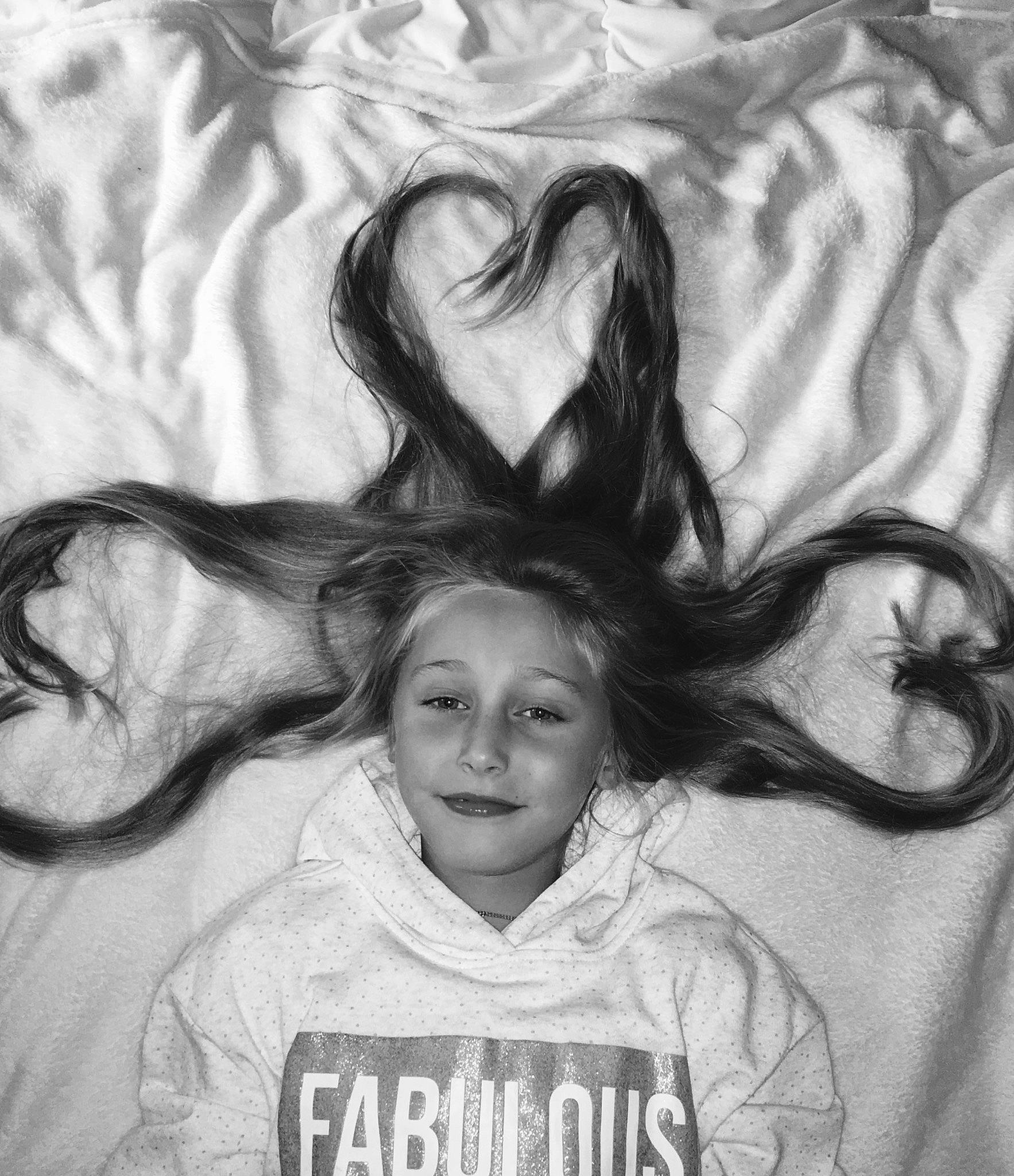 Lilou participe au concours pour gagner de l'argent avec cette photo : artwork, black_and_white, drawing, ear, girl, monochrome, monochrome_photography, person, photograph, photography, portrait, portrait_photography, smile