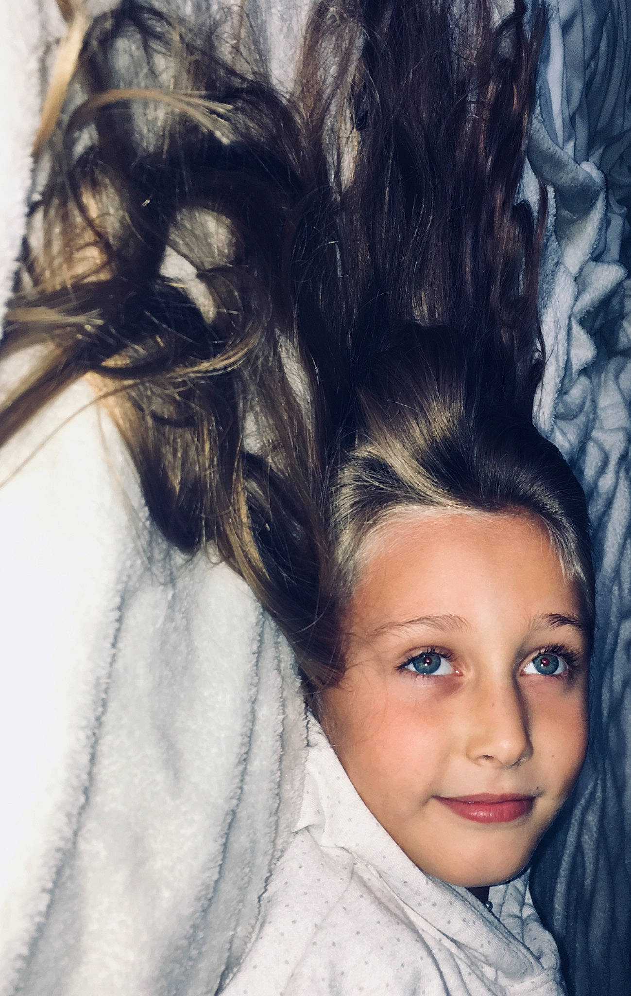 Lilou a rejoint le concours — aidez-le/la à gagner de superbes lots ! beauty, black_hair, brown_hair, bun, forehead, girl, hair, hair_accessory, hair_coloring, hairstyle, human_hair_color, long_hair, person