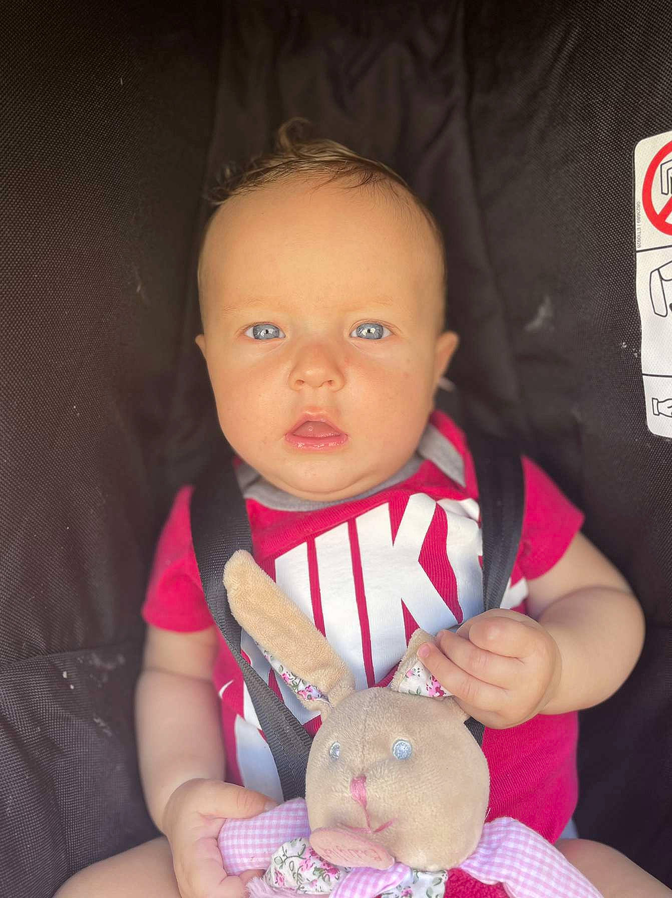 Kessy participe au concours pour gagner de l'argent avec cette photo : arm, baby, baby_products, baby_toddler_clothing, cheek, child, eye, finger, hand, happy, human_body, mouth, nail, nose, person, sitting, skin, sleeve, thumb, toddler