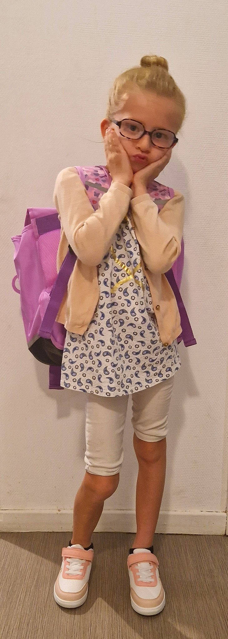 Angéline a rejoint le concours — aidez-le/la à gagner de superbes lots ! bag, blazer, collar, dress_shirt, fashion_design, gesture, human_leg, joint, knee, luggage_and_bags, magenta, neck, outerwear, pattern, person, pink, purple, shoulder, sleeve, thigh