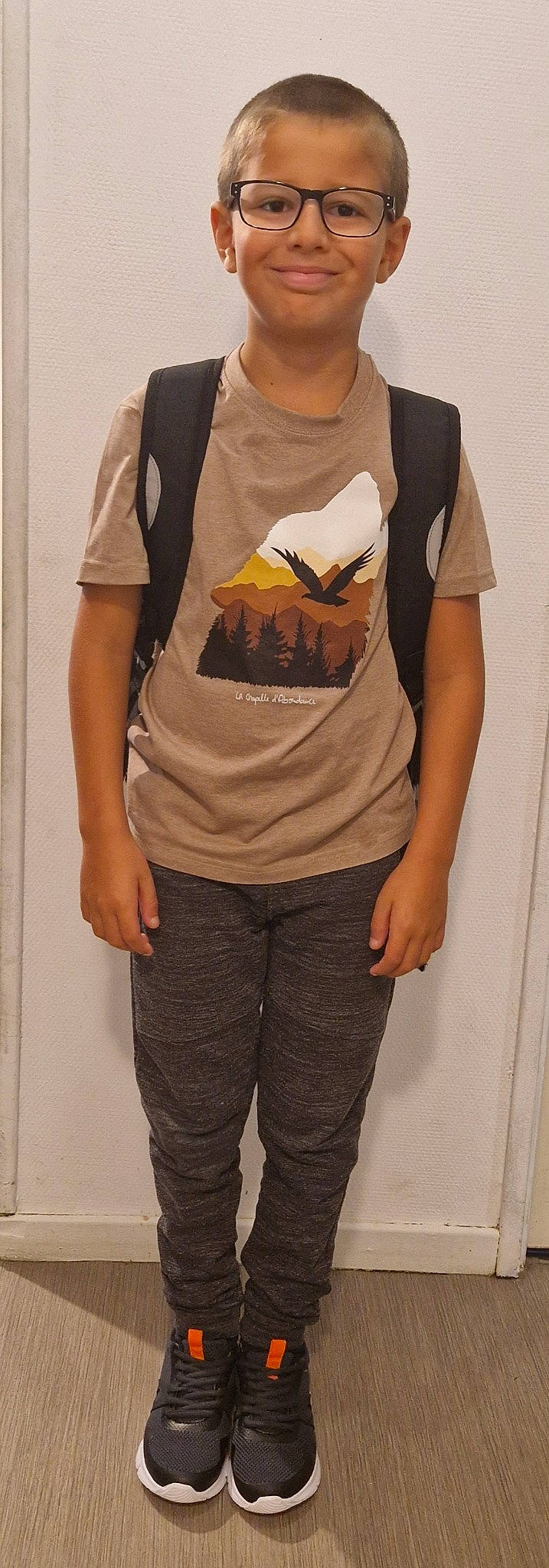 Thimeo participe au concours pour gagner de l'argent avec cette photo : art, beard, chest, cool, denim, elbow, facial_hair, fashion, gesture, grey, hair, head, human_body, jersey, joy, outerwear, person, shoulder, sleeve, sportswear