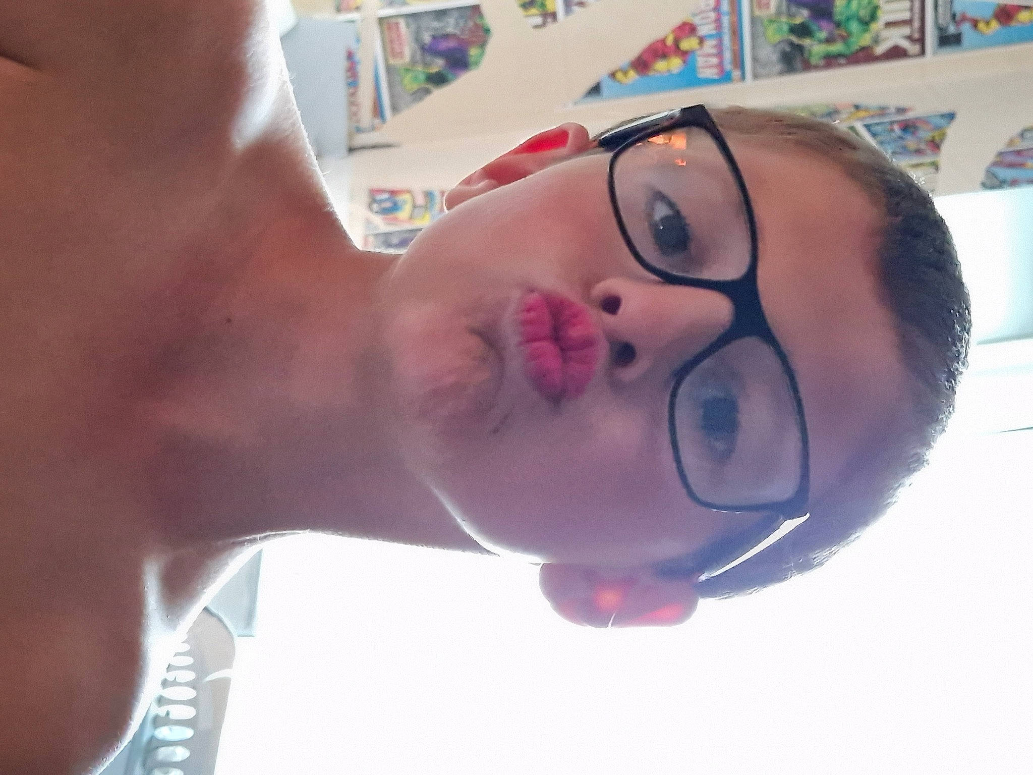 Thimeo a rejoint le concours — aidez-le/la à gagner de superbes lots ! beard, chest, cool, ear, eyebrow, eyelash, eyewear, forehead, fun, gesture, glasses, headgear, human_body, jaw, mouth, neck, nose, person, picture_frame, selfie