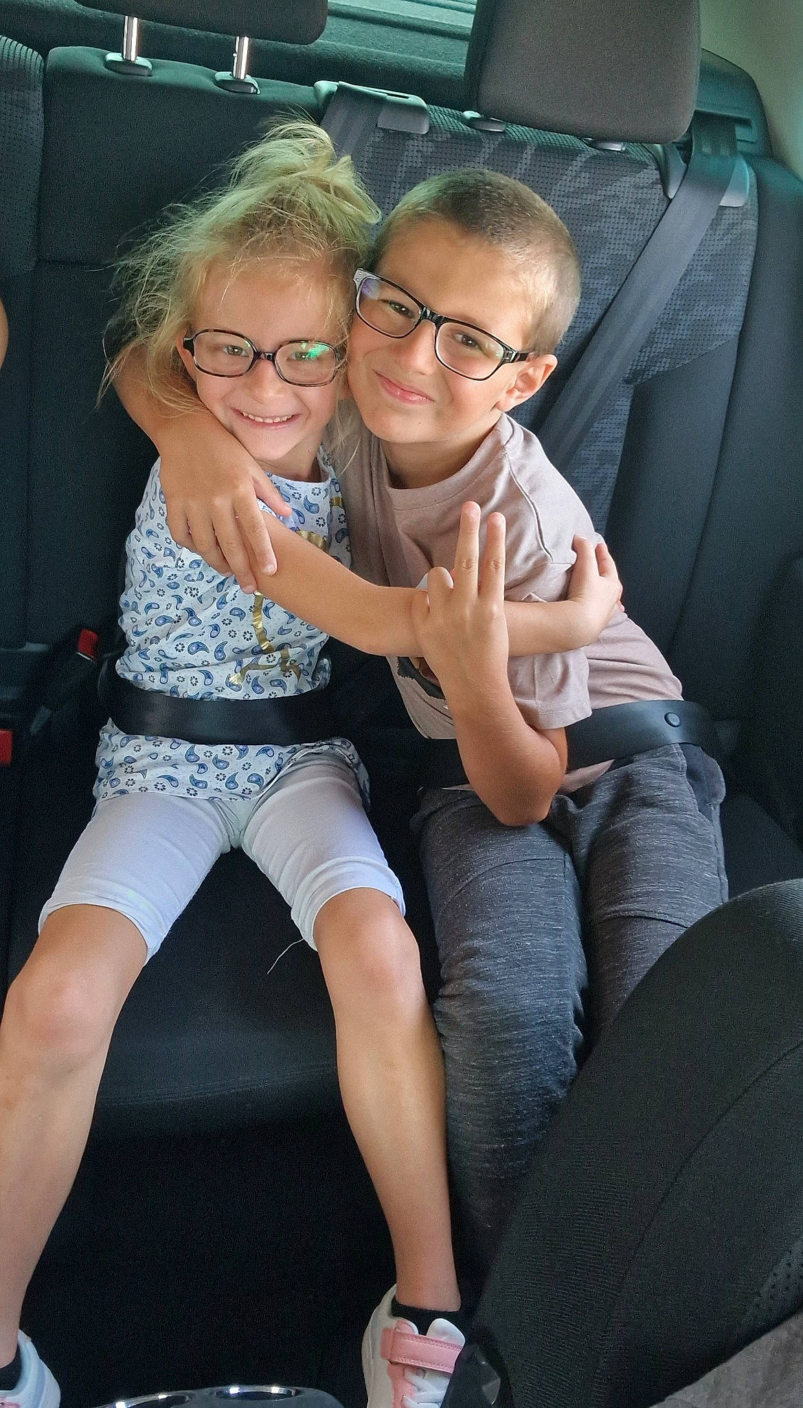 Thimeo a rejoint le concours — aidez-le/la à gagner de superbes lots ! comfort, eye, eyewear, facial_expression, finger, flash_photography, gesture, glasses, hairstyle, hand, happy, head, human_body, joint, joy, leg, person, shorts, shoulder, smile