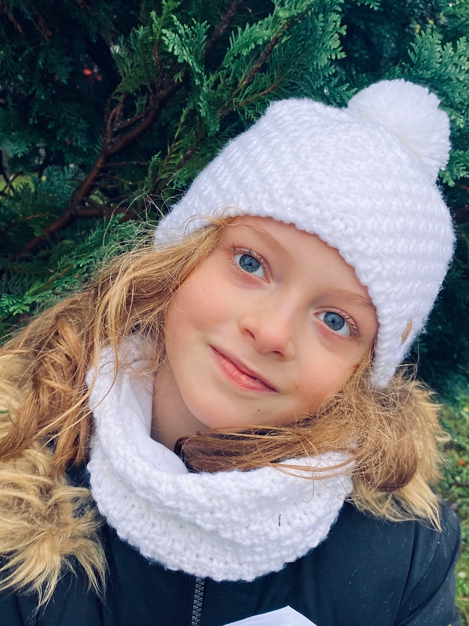 Lilit participe au concours pour gagner de l'argent avec cette photo : cap, cheek, chin, clothing, eye, eyebrow, face, happy, headgear, headwear, human_body, iris, joy, lip, natural_material, nose, organ, outerwear, person, plant