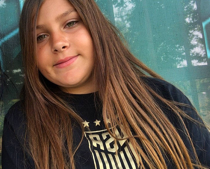 Aura is registered to the contest to win money with this photo: black_hair, chin, cool, eye, eyebrow, eyelash, face, facial_expression, flash_photography, forehead, hairstyle, happy, iris, jaw, joy, layered_hair, lip, mouth, nose, person