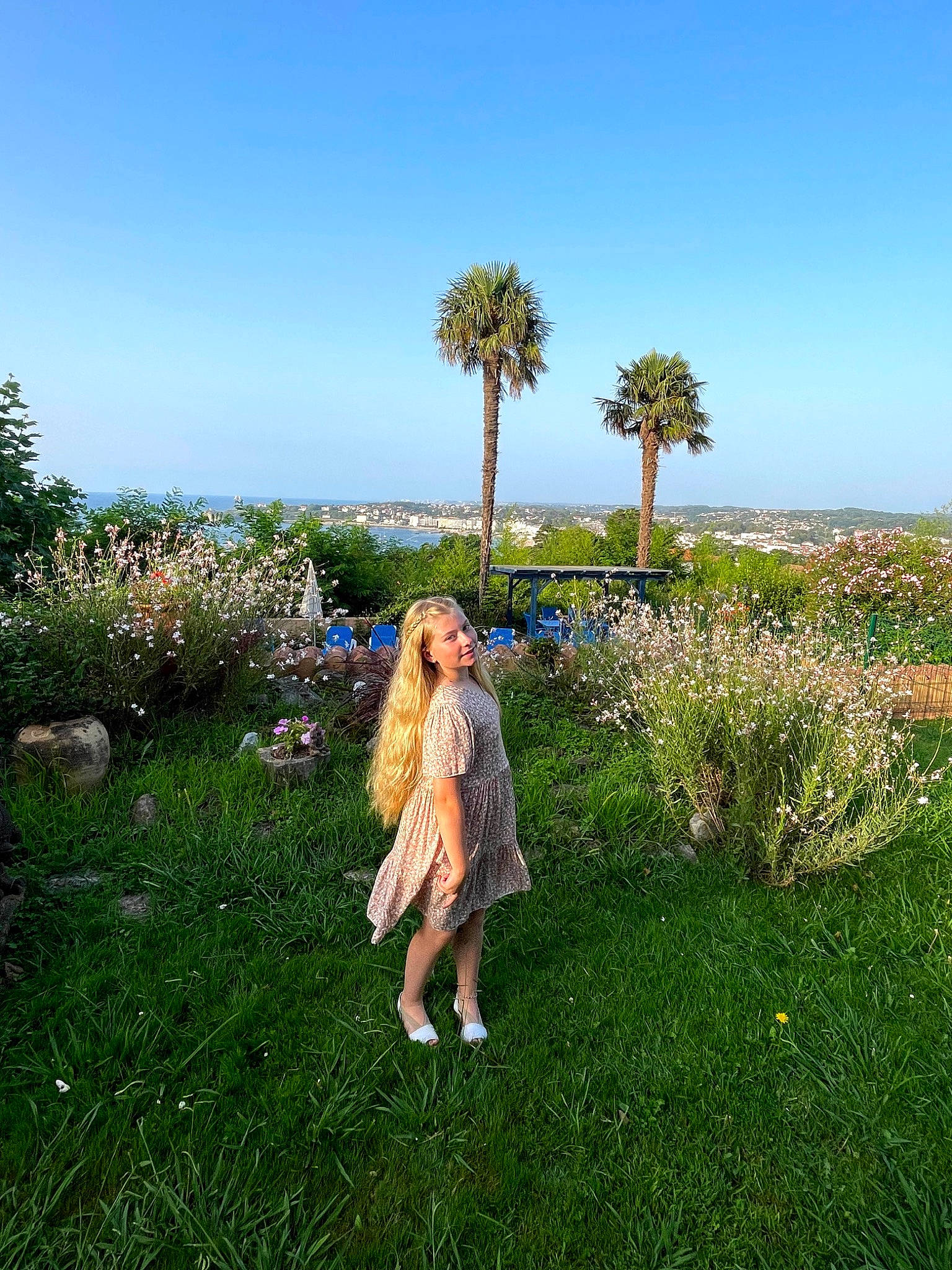 Claire a rejoint le concours — aidez-le/la à gagner de superbes lots ! dog_breed, fawn, field, flower, grass, grass_family, grassland, happy, joy, landscape, meadow, natural_landscape, palm_tree, people_in_nature, person, plant, plant_community, prairie, shrub, sky