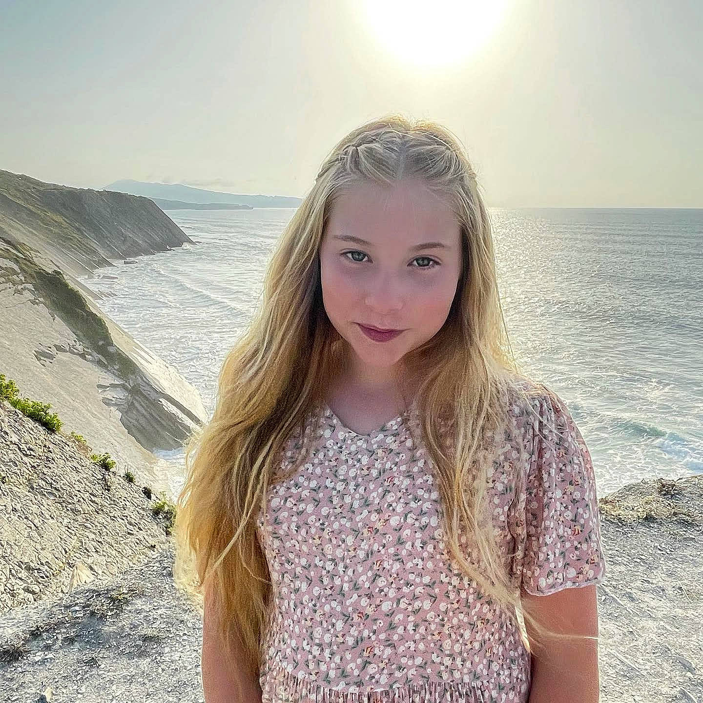 Claire a rejoint le concours — aidez-le/la à gagner de superbes lots ! beach, beauty, body_of_water, eye, flash_photography, fun, hair, happy, iris, joy, landscape, long_hair, organ, people_in_nature, person, sky, sleeve, standing, summer, travel