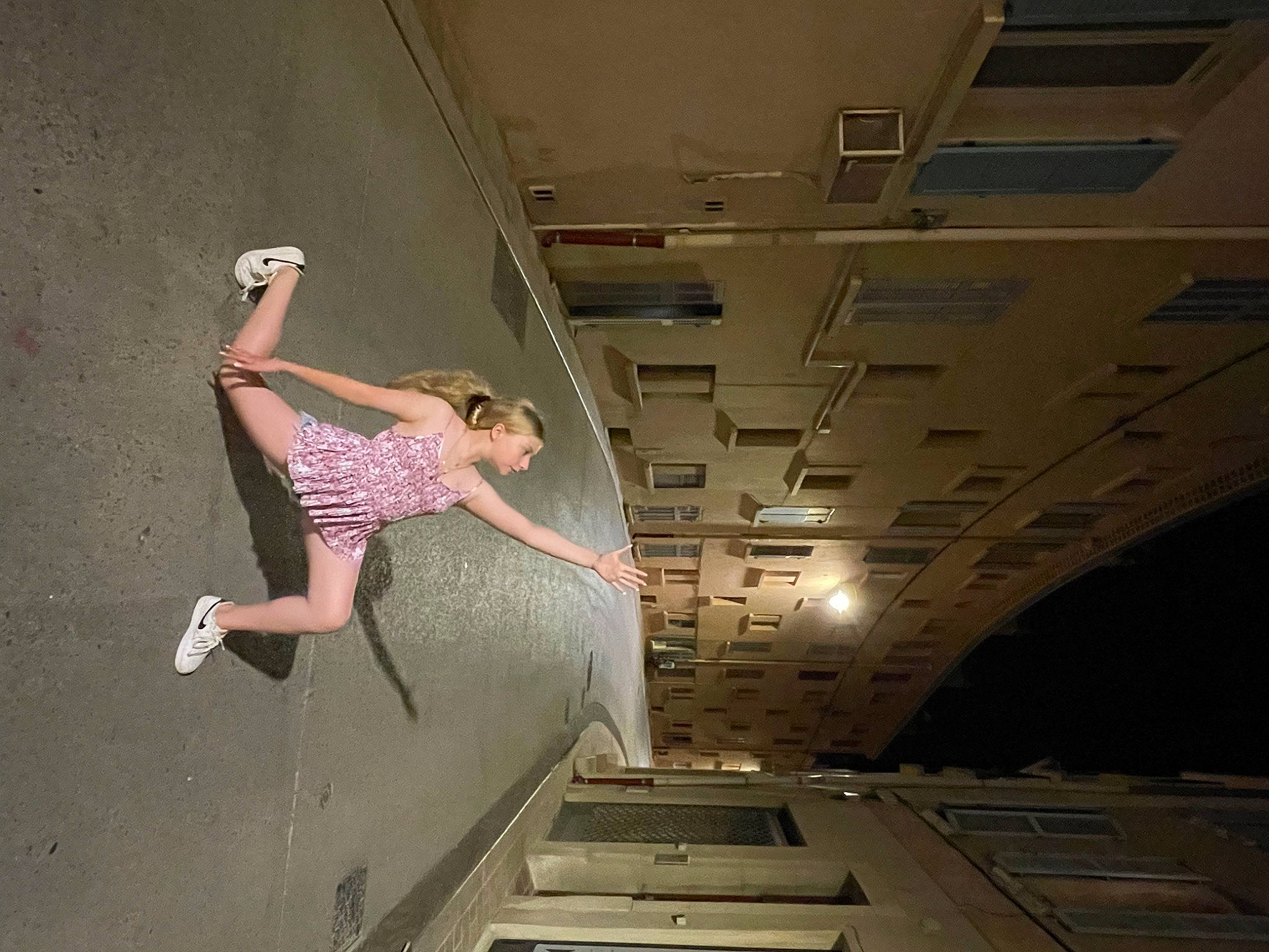 Claire a rejoint le concours — aidez-le/la à gagner de superbes lots ! balance, building, ceiling, elbow, entertainment, event, fashion_design, flash_photography, floor, flooring, fun, human_body, human_leg, knee, leisure, performance, performing_arts, person, recreation, room