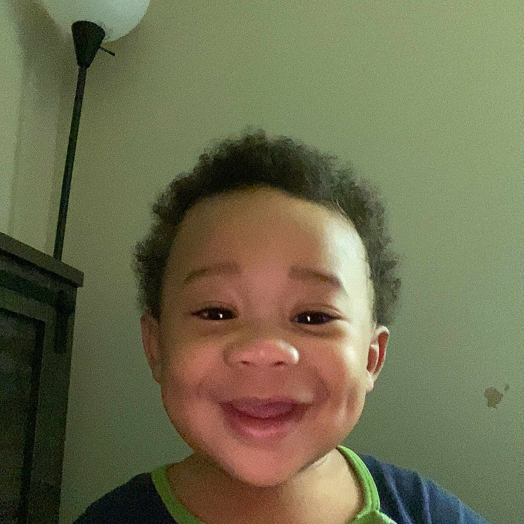 Amari is registered to the contest to win money with this photo: architecture, baby, bodypart, building, clothing, face, happy, head, indoors, lamp, laughing, lighting, mouth, person, photography, portrait, selfie, smile, t_shirt, teeth