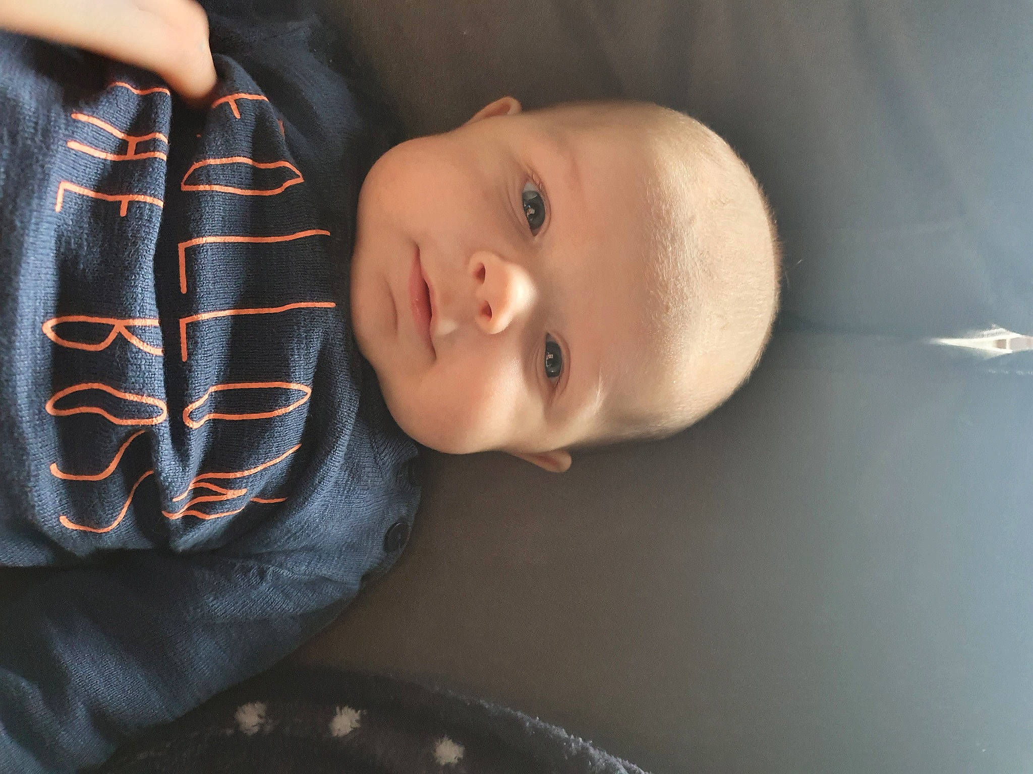 Amadeo participe au concours pour gagner de l'argent avec cette photo : baby, baby_toddler_clothing, cheek, child, comfort, eyelash, flash_photography, iris, lip, neck, nose, outerwear, pattern, person, plaid, sitting, sleeve, smile, textile, toddler