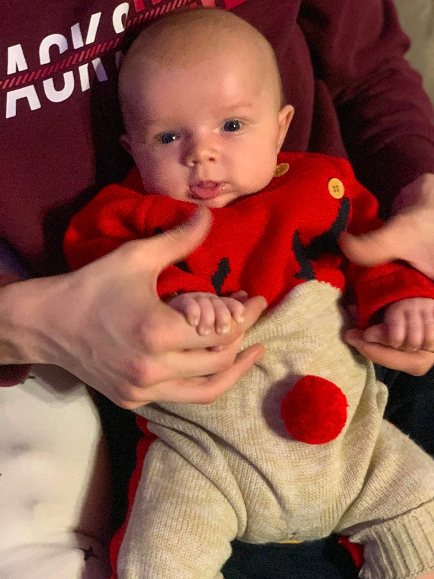 Amadeo participe au concours pour gagner de l'argent avec cette photo : arm, baby, baby_toddler_clothing, cheek, chin, comfort, eye, finger, gesture, hand, happy, head, lap, lip, mouth, person, red, sitting, skin, sleeve