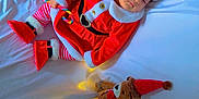 Esraa participe au concours pour gagner de l'argent avec cette photo : baby, candy_cane, child, christmas, cozy, cute, fairy_lights, festive, gift_bag, holiday, indoors, plaid_pants, red_hat, red_shoes, santa_claus_costume, sleeping, soft_lighting, teddy_bear, toy, white_bed