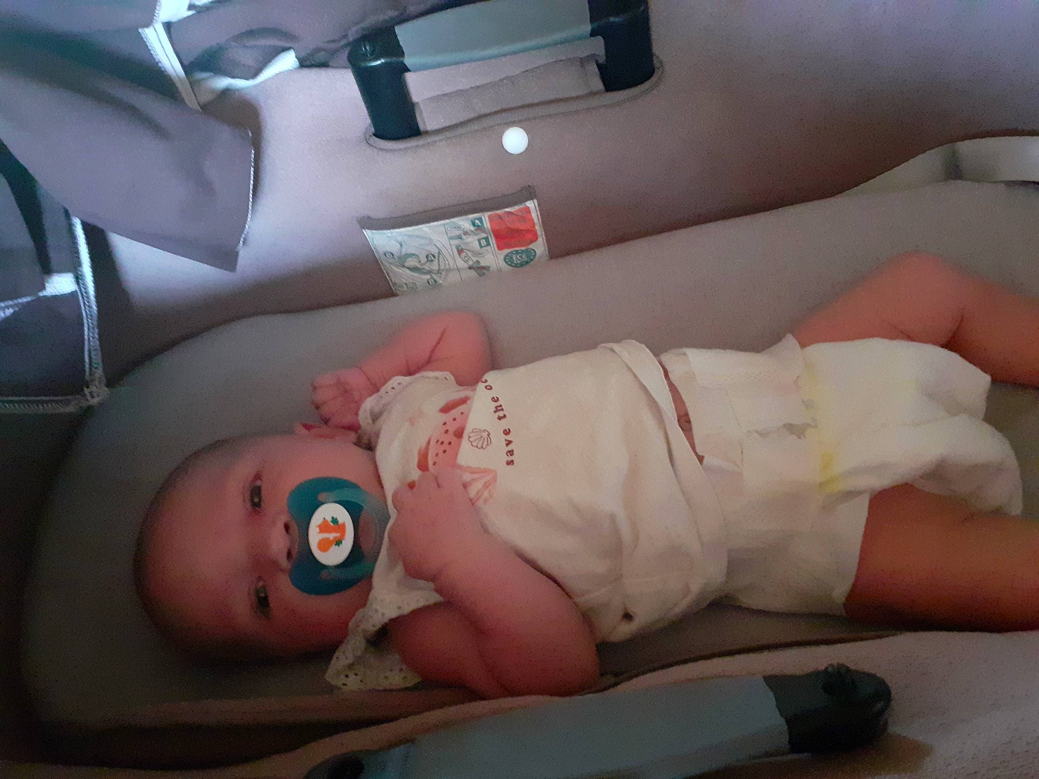 Agathe participe au concours pour gagner de l'argent avec cette photo : auto_part, automotive_design, baby, baby_toddler_clothing, car_seat, child, comfort, hat, health_care, hospital_bed, human_leg, knee, leg, motor_vehicle, person, personal_luxury_car, room, service, skin, toddler