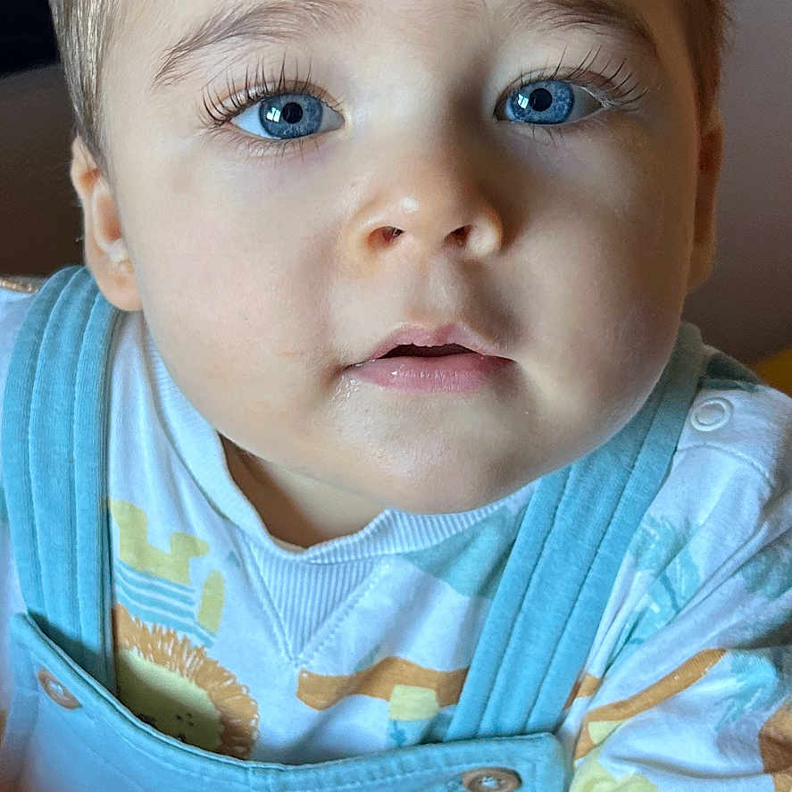 Manoha a rejoint le concours — aidez-le/la à gagner de superbes lots ! baby, bodypart, clothing, face, finger, hand, happy, head, hoodie, knitwear, longsleeve, mouth, pants, person, photography, portrait, sleeve, smile, sweater, sweatshirt