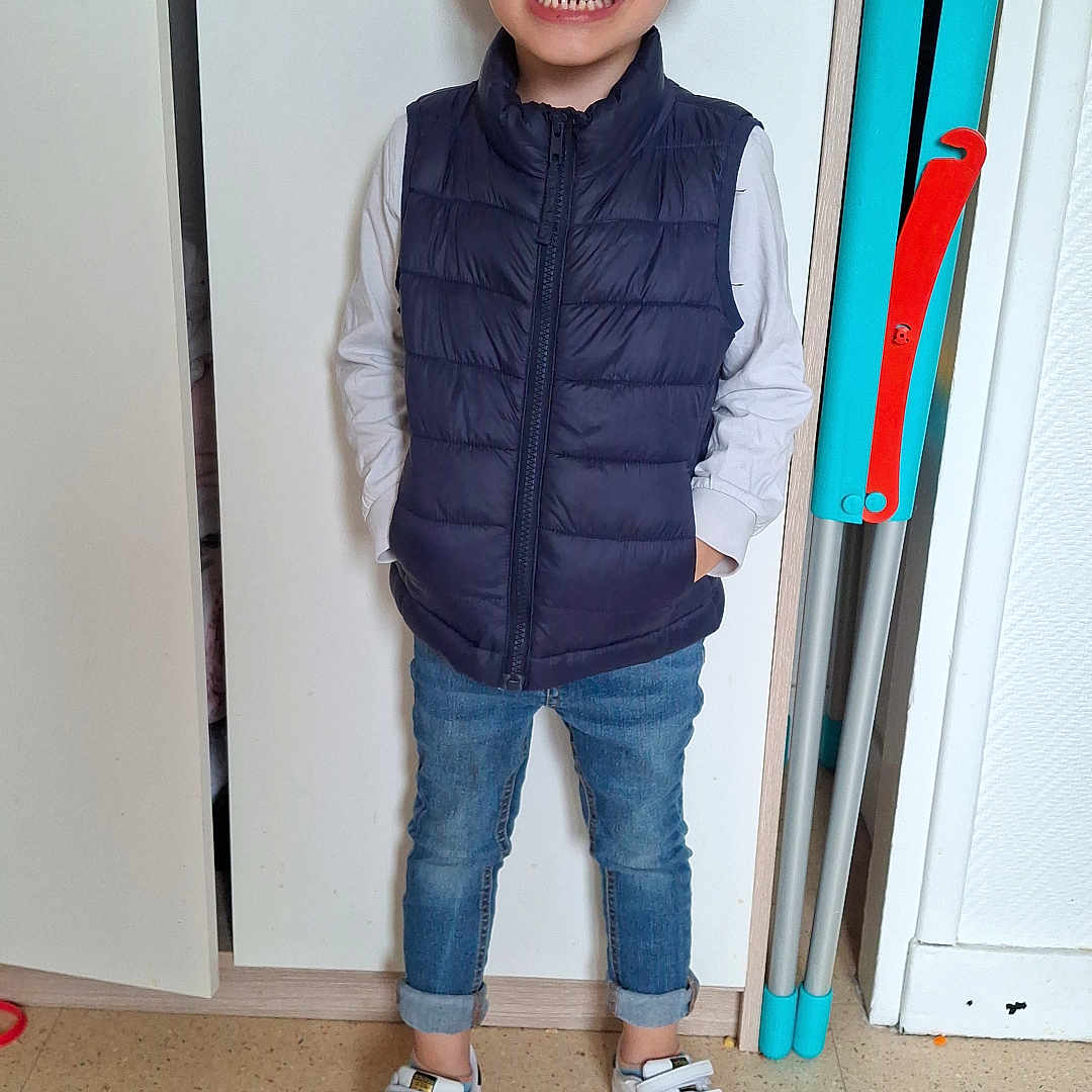 Aaron a rejoint le concours — aidez-le/la à gagner de superbes lots ! boy, child, clothing, coat, door, face, footwear, head, jacket, jeans, male, pants, person, photography, portrait, runningshoe, shoe, sneaker, standing, vest