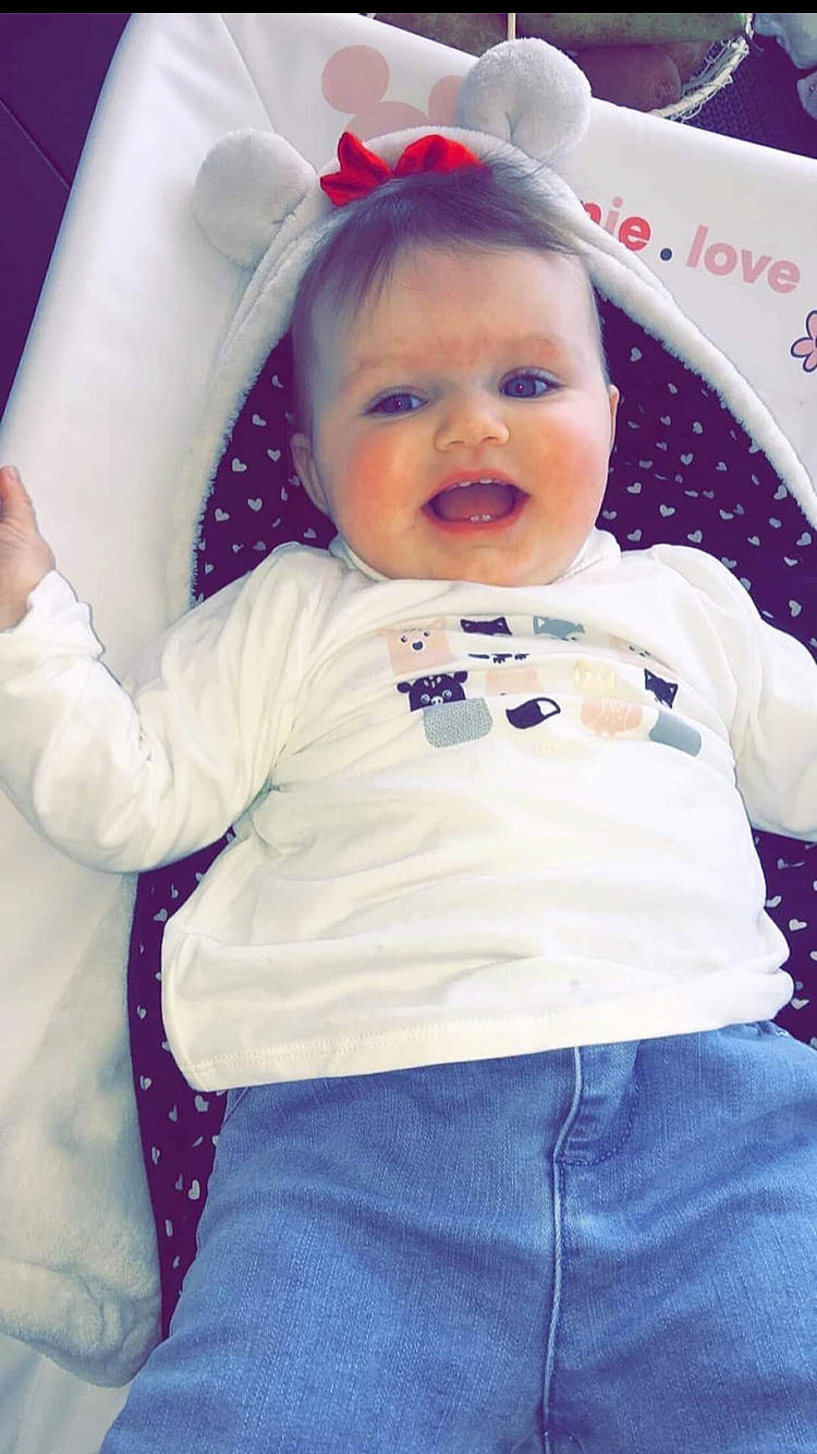 Rose a rejoint le concours — aidez-le/la à gagner de superbes lots ! baby, baby_toddler_clothing, cheek, child, comfort, eye, face, happy, head, iris, mouth, nose, outerwear, person, pink, skin, sleeve, smile, standing, toddler