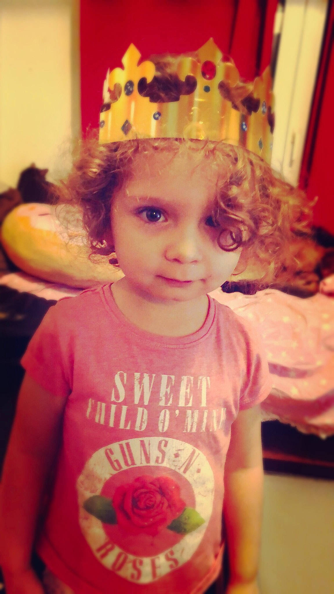 Kelly a rejoint le concours — aidez-le/la à gagner de superbes lots ! cheek, child, cool, crown, ear, face, fashion_accessory, forehead, fun, hair_accessory, hair_coloring, head, headband, headgear, headpiece, lip, person, pink, smile, toddler