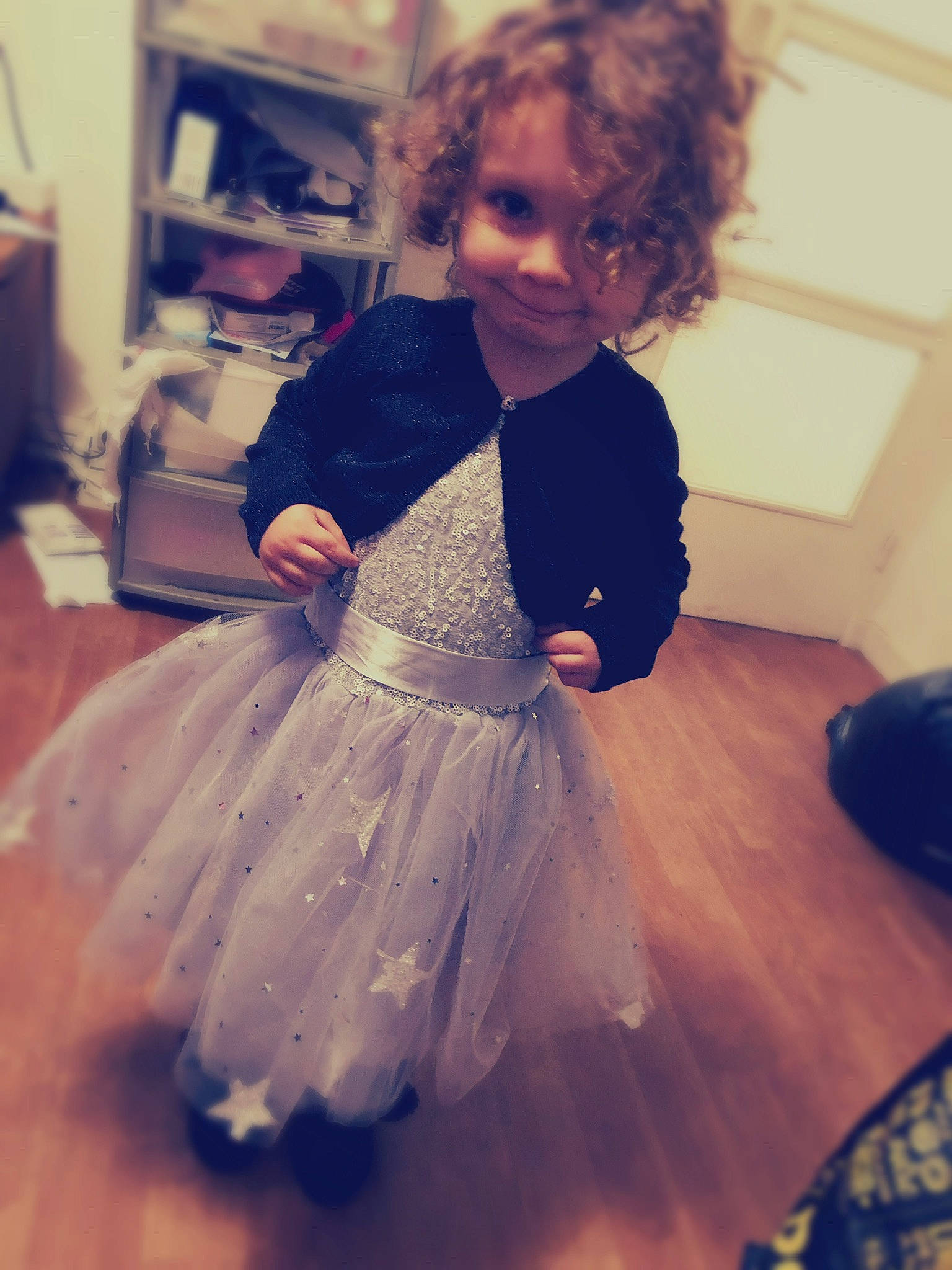 Kelly a rejoint le concours — aidez-le/la à gagner de superbes lots ! child, costume, dress, fashion_design, floor, formal_wear, hair, long_hair, person, room, shoe, shoulder, toddler, white